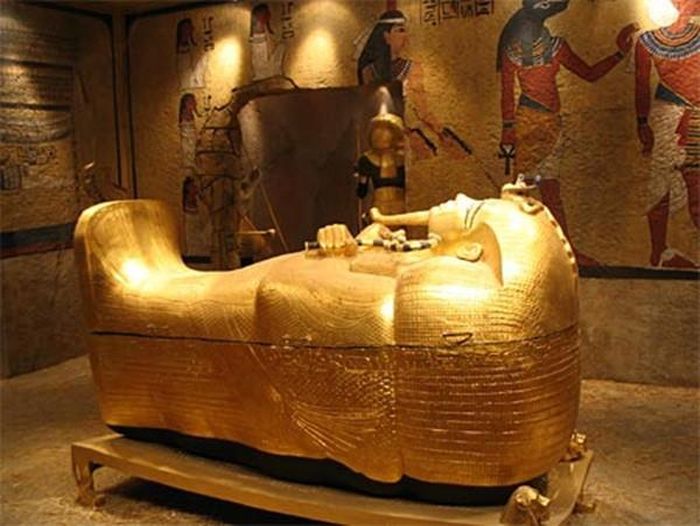 Trên thực tế, sau khi nhà vua Ai Cập băng hà, thi hài pharaoh được ướp xác trước khi mai táng trong kim tự tháp hoặc lăng mộ.