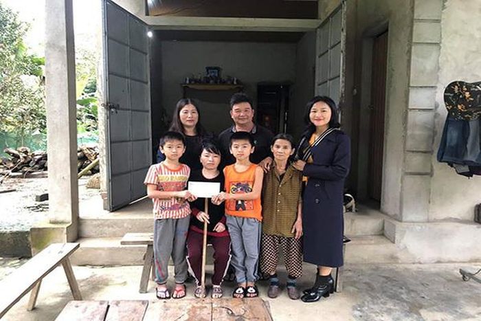 Báo VietNamNet trao thêm 10.600.000 đồng cho gia đình chị Nguyễn Thị Sen