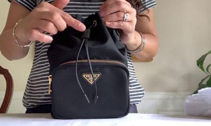 10. Mẫu túi này của thương hiệu Prada có giá 300 USD.
