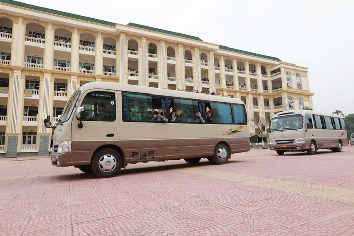 Những chiếc xe đưa người hết cách ly ra bến để về nhà.