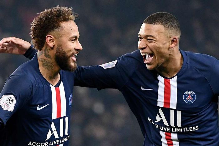  10 năm trước, PSG chỉ là CLB hạng trung bình khá của bóng đá châu Âu. Sự xuất hiện của Nasser Al-Khelaifi, tỷ phú Qatar, giúp PSG lột xác. Họ vung tiền không tiếc tay để chiêu mộ Javier Pastore, Zlatan Ibrahimovic và hiện tại là Neymar, Mbappe. PSG thống trị Ligue 1 nhiều năm liền và đang ôm mộng vô địch Champions League. 