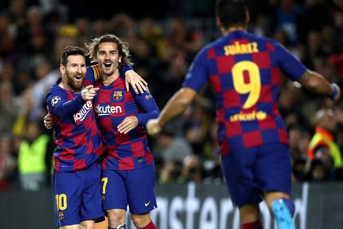  Messi đang có giá 155 triệu USD, nằm ngoài top 5 cầu thủ đắt nhất. Sự xuất hiện của Antoine Griezmann (133 triệu USD) và Frenkie de Jong (99 triệu USD) không đủ để giúp Barca giữ vững vị thế số một. Giá trị đội hình Barca được dự đoán còn giảm mạnh trong thời gian tới khi bắt đầu quá trình lão hóa. 