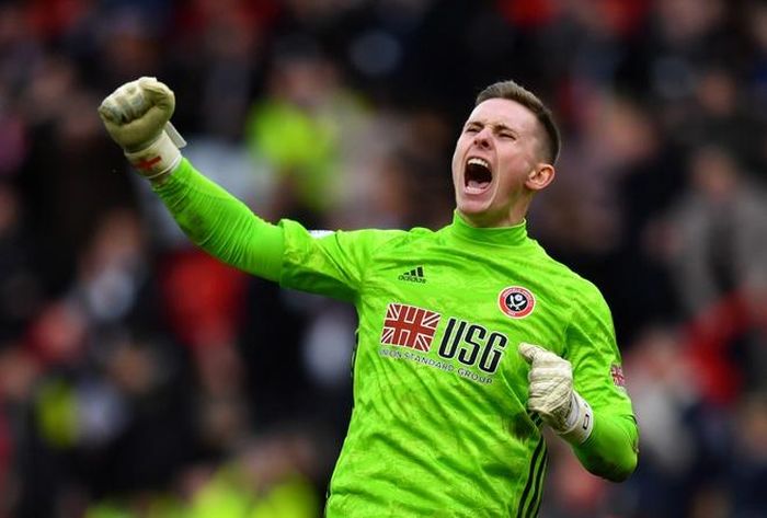  Về phía Man Utd, HLV Solskjaer không cần quá lo lắng khi trong tay vẫn còn Sergio Romero dày dạn kinh nghiệm và Dean Henderson thăng hoa cùng Sheffield Utd. Thủ môn sinh năm 1997 đang thi đấu dưới dạng cho mượn tại sân Bramall Lane. 