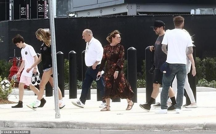 Chuyến đi lần này có sự góp mặt của bố David, chị gái bà Beck cùng ba đứa con Brooklyn, Romeo và Cruz. Đáng chú ý, hai anh lớn nhà Beckham cũng đưa bạn gái đi chơi cùng gia đình.