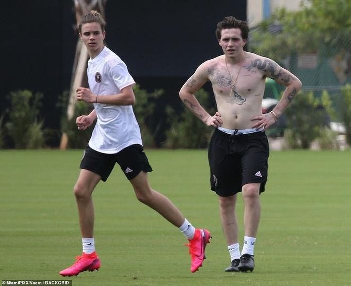 Trên sân vận động Inter Miami, hai quý tử nhà Beckham cũng được dịp rèn luyện thể hình. Trong khi Romeo được khen có dáng người cao vượt trội ở tuổi 17, anh lớn Brooklyn lại khiến người hâm mộ chú ý với loạt hình xăm gần kín nửa thân trên khi vừa bước sang tuổi 21.
