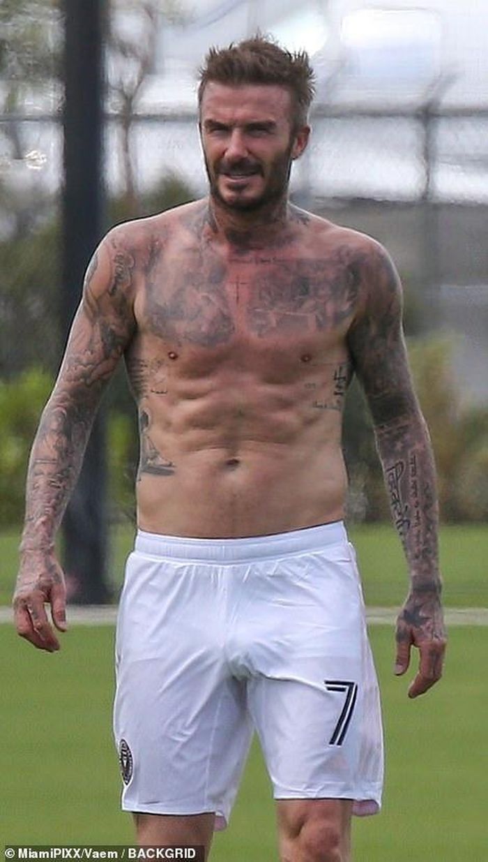 Vóc dáng của hai con trai Beckham đều bị chê không bằng cha, càng không thể so sánh khi ông xã bà Beck còn ở thời kỳ đỉnh cao phong độ. Ở tuổi 45, anh trông vẫn điển trai, mạnh mẽ với cơ bụng 6 múi. Ông bố 4 con cũng không mất sức, hụt hơi khi chạy cùng các con trên sân cỏ.