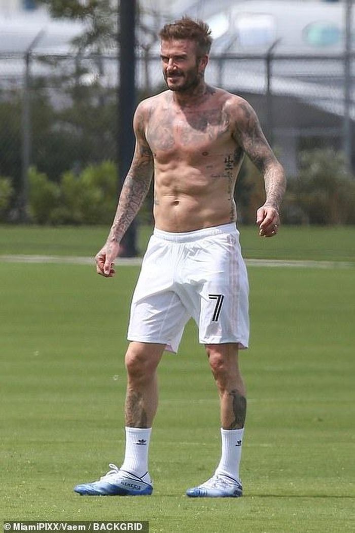 Trong dịp này, con trai thứ 3 của Beckham là Cruz cũng được bố rèn giũa kinh nghiệm trên sân bóng. Cậu bé 15 tuổi tỏ ra hào hứng trước sự huấn luyện của người cha cầu thủ.