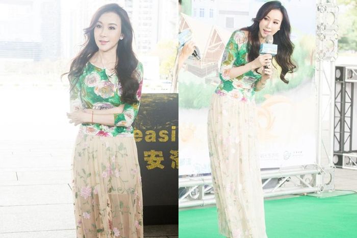  Trong một số hình ảnh chưa qua chỉnh sửa, Tiêu Tường khoe vóc dáng thon gọn. Trước đó, nữ diễn viên từng bị ví là "thảm họa thẩm mỹ" khi chỉnh sửa quá đà khiến gương mặt mất cân đối và cứng đơ như tượng sáp. Những năm gần đây, "Đệ nhất mỹ nữ Đài Loan" dần lấy lại được sự tự nhiên của nhan sắc mà không bị ảnh hưởng bởi dao kéo. 