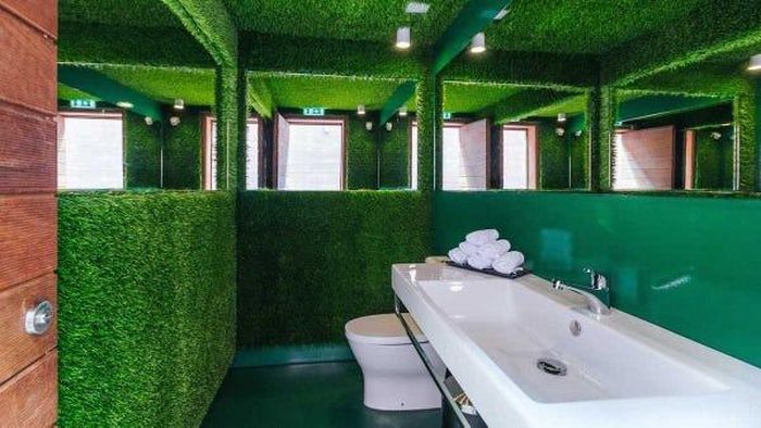 Hành khách cảm thấy như được tắm giữa sân cỏ với những bức tường màu xanh lá cây. 