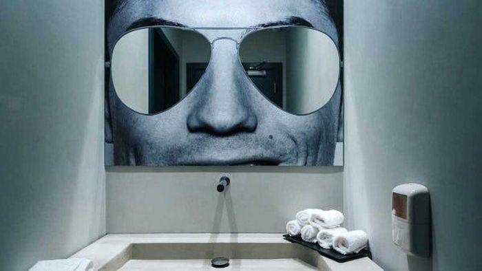  Phòng tắm được trang trí sáng tạo với gương là kính mắt của Ronaldo. 