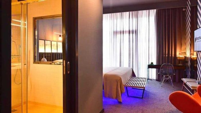  Phòng hạng CR Superior có giá khoảng 287,89 USD/đêm với tầm nhìn bến cảng và vịnh. 