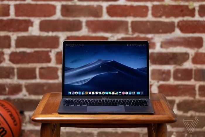 MacBook Air 2020 có thể ra mắt trong tuần sau bất chấp đại dịch Covid-19. Ảnh: The Verge.