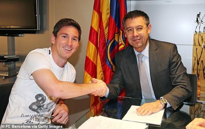 Messi cùng Bartomeu trong lễ ký hợp đồng năm 2014