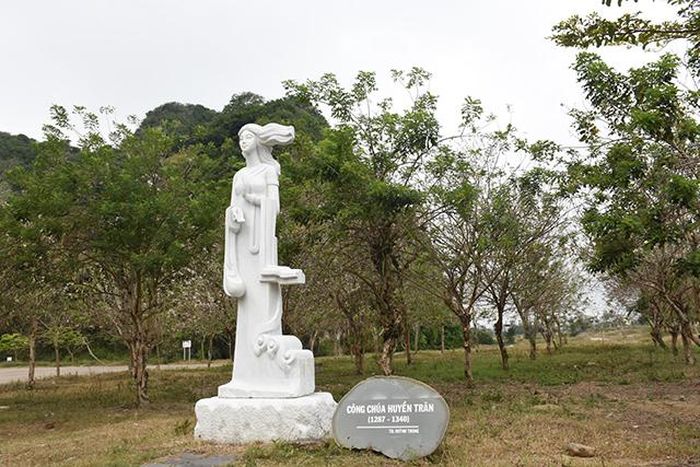 Tượng Huyền Trân Công Chúa đặt phía trước công viên hoa đỗ mai.