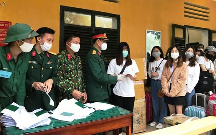 Sư đoàn 390 trao giấy chứng nhận hoàn thành thời gian cách ly tập trung cho công dân.