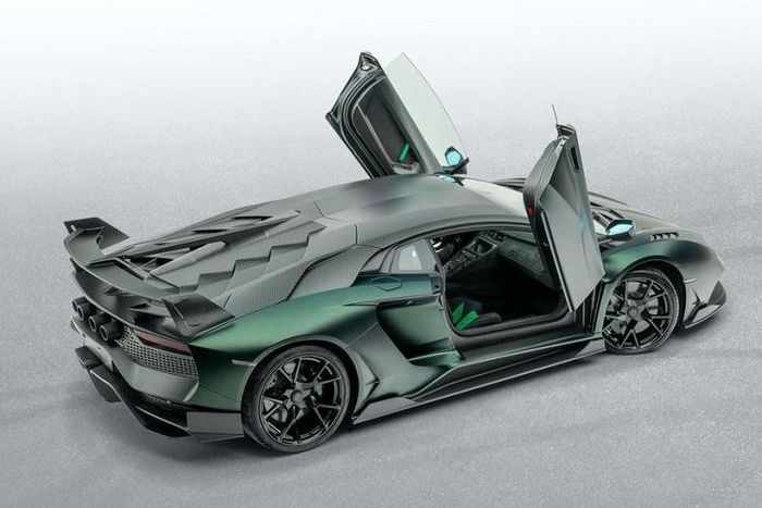 Theo Mansory, Cabrera gợi nhớ đến dáng đứng tấn công của một con bò tót đang sẵn sàng chiến đấu và sự hung hăng của phiên bản này là không thể phủ nhận. Tất nhiên, các nâng cấp hiệu năng khí động học bằng sợi carbon đóng một vai trò lớn trong vẻ đẹp ấy.