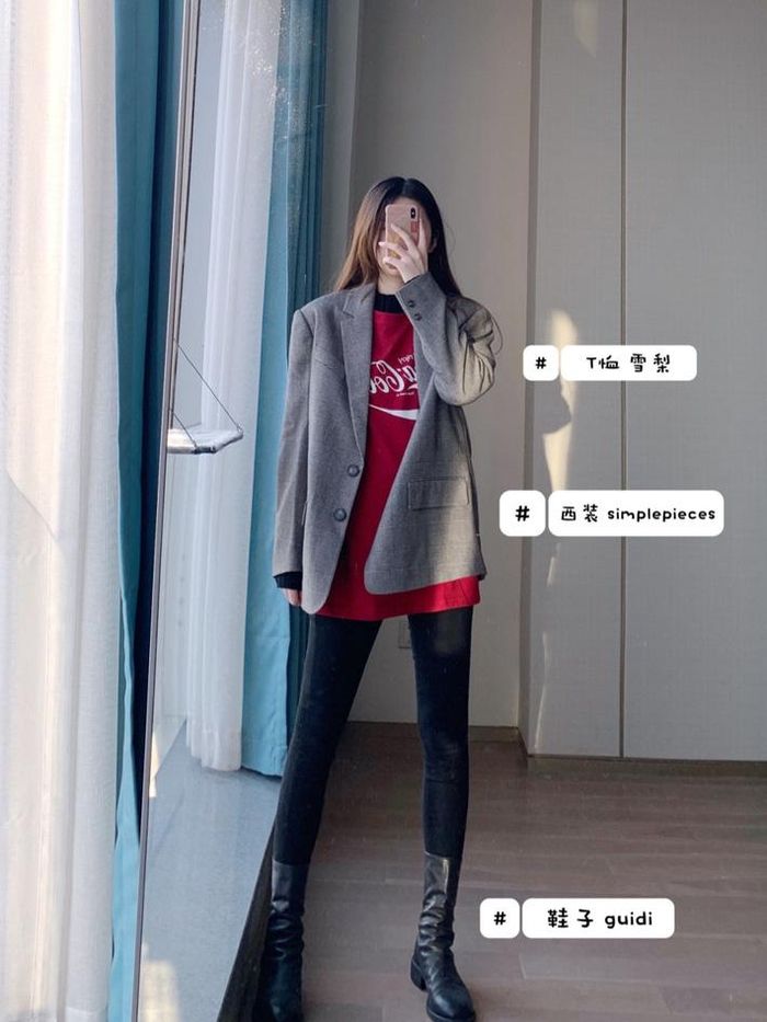 Nếu muốn thêm điểm nhấn cho set đồ, bạn có thể chọn diện áo thun màu nổi mix cùng blazer.