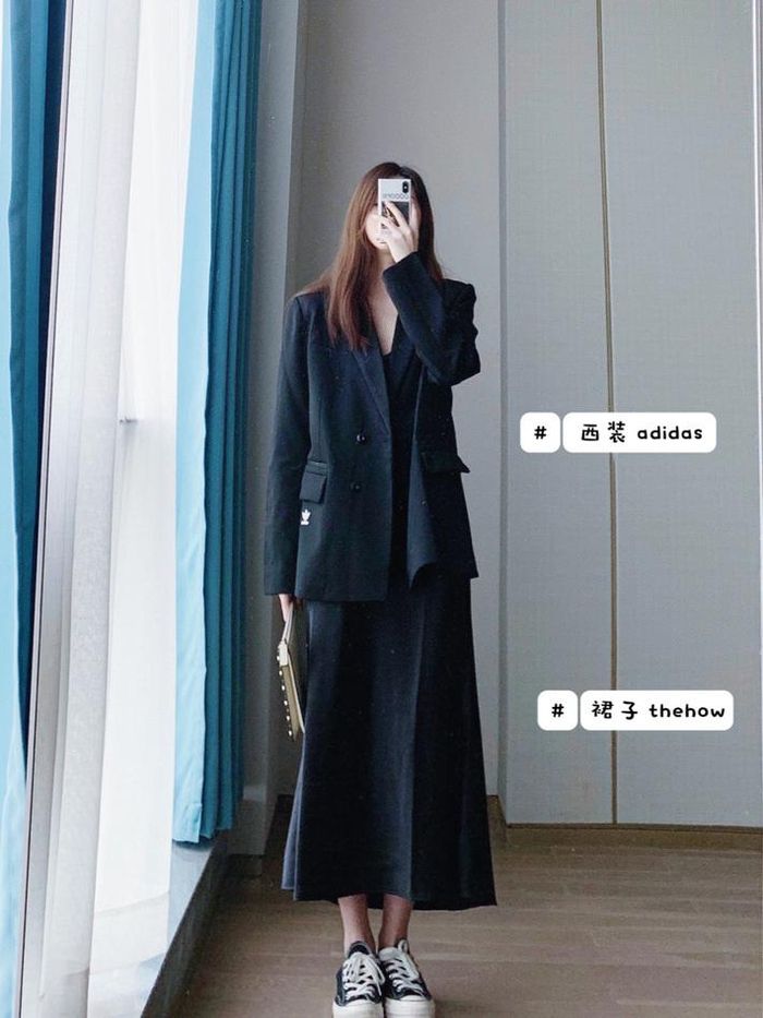 Vẫn là blazer nhưng chỉ cần mix cùng váy dài dáng suông là đã có set đồ kín đáo nữ tính. Để bảo toàn điểm trẻ trung thì bạn đừng quên mix cùng một đôi sneaker năng động.