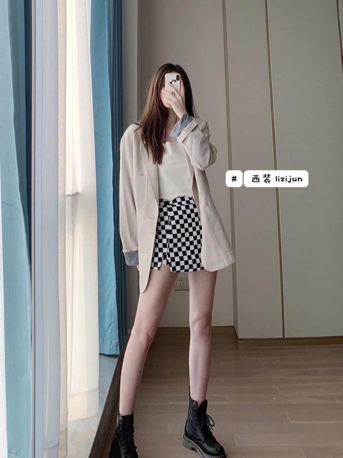 Blazer dáng oversized mix cùng áo thun và chân váy là các nàng đã có set đồ vừa chuẩn đẹp diện đi làm hay đi học cũng đều "okila".