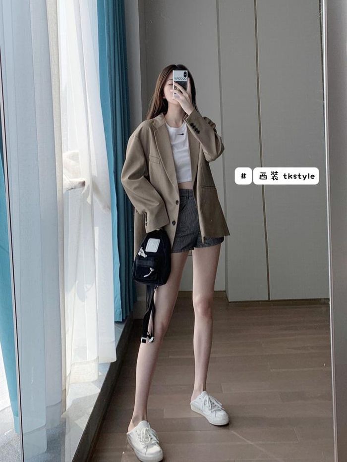 Diện áo crop top và quần short sẽ giúp bạn khéo khoe vòng 2, chiếc blazer khoác ngoài lại tiết chế phần nào sự sexy giúp các nàng vừa khoe vòng eo lấp ló mà không bị quá phản cảm.