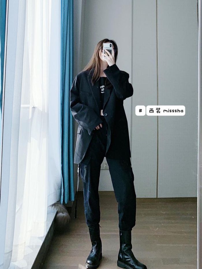 Nhiều nàng còn thích mix áo crop top cùng quần baggy và khoác áo blazer mang đến set đồ cool ngầu hết sức.