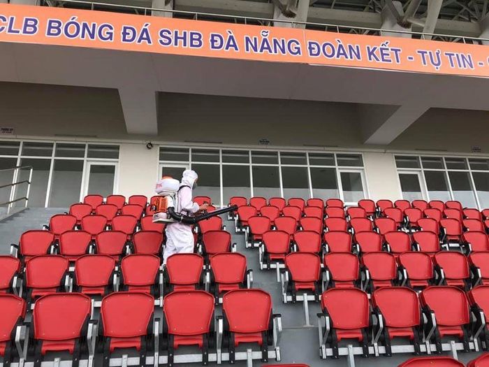 Dù không cho khán giả vào sân nhưng sân Hòa Xuân vẫn phun thuốc khử khuẩn trong buổi sáng nay