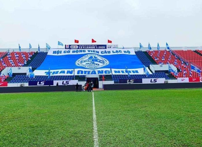 Mặt sân Cẩm Phả rất đẹp sau khi sửa chữa, nâng cấp. Trong khi đó, dù không được vào sân vì dịch cúm Covid-19 nhưng CĐV Than Quảng Ninh vẫn có cách tiếp lửa cho thầy trò HLV Phan Thanh Hùng trên khán đài.