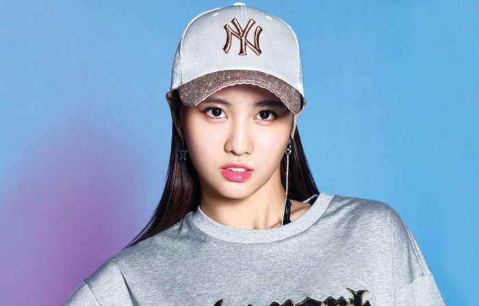 Momo tên đầy đủ là Hirai Momo, sinh năm 1996 tại Kyoto (Nhật Bản). Cô là một trong số những "thỏi nam châm" hút fan nhất của TWICE. Momo là main dancer của nhóm và được nhiều biên đạo múa nổi tiếng đánh giá cao. Thậm chí cô còn từng được xếp vào top những vũ công giỏi nhất Gen 3 của Kpop. Tuy nhiên, để đạt được thành công như ngày hôm nay, Momo đã trải qua quãng thời gian dài khó khăn, không bỏ cuộc dù bị từ chối nhiều lần để thực hiện ước mơ trở thành thần tượng.