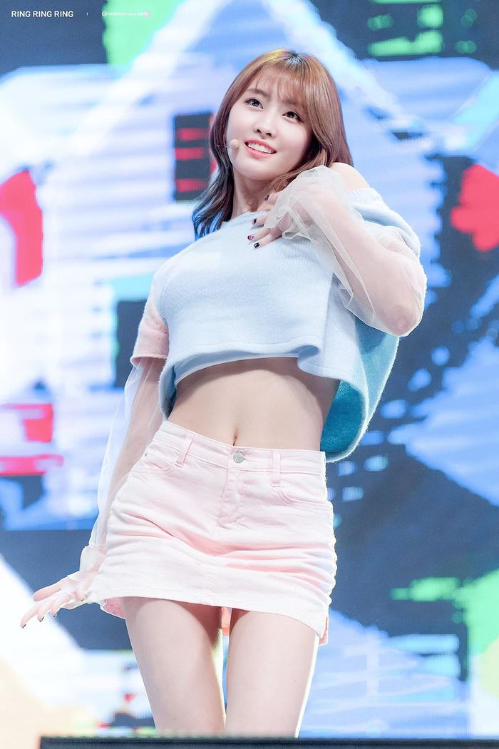 Dù vậy, khi ở phần đánh giá cuối show, "ông trùm" Park Jin Young đã cân nhắc lại quyết định loại bỏ cô vì cho rằng kỹ năng nhảy của Momo có thể giúp ích cho nhóm nhạc. Cô được bổ sung vào đội hình phút cuối và chính thức ra mắt cùng TWICE năm 2015.