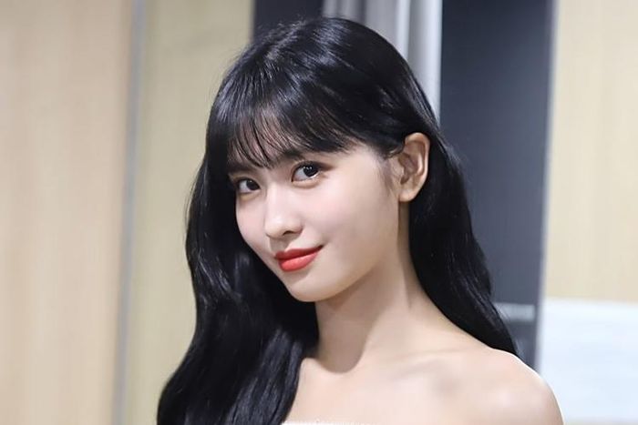 Sau đó, nhờ clip khoe vũ đạo điêu luyện, Momo được nhận vào làm thực tập sinh tại JYP. Sau 3 năm thực tập, cô được chọn tranh tài trong show sống còn SIXTEEN để tìm ra thành viên ra mắt cùng TWICE. May mắn không mỉm cười khi Momo là trainee thứ 3 bị loại trong chương trình.