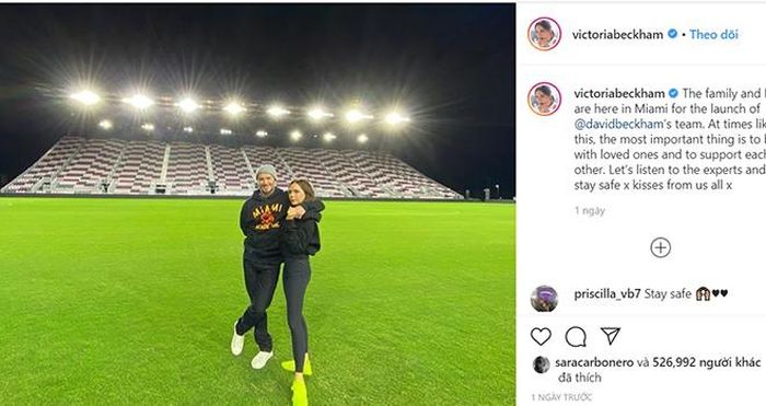 Trong khi đó, vợ chồng David Beckham có mặt tại Mỹ. Họ chụp ảnh nơi sân đấu của CLB Inter Miami. Sân đấu trống bởi MLS cũng đang trong giai đoạn tạm hoãn thi đấu vì Covid-19.