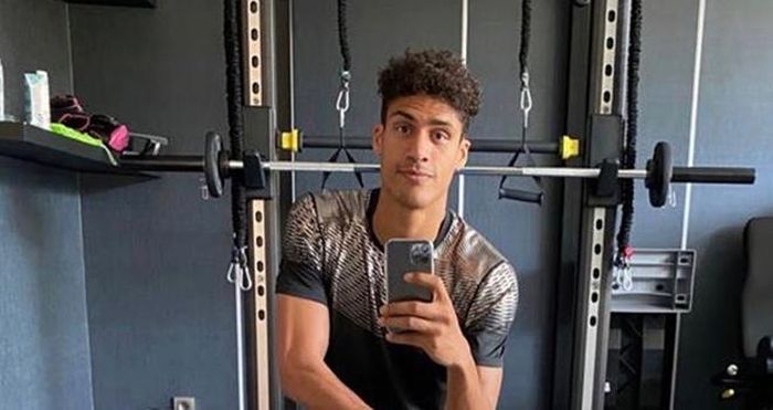 Cũng miệt mài trong phòng tập là ngôi sao tuyển Pháp, Raphael Varane.