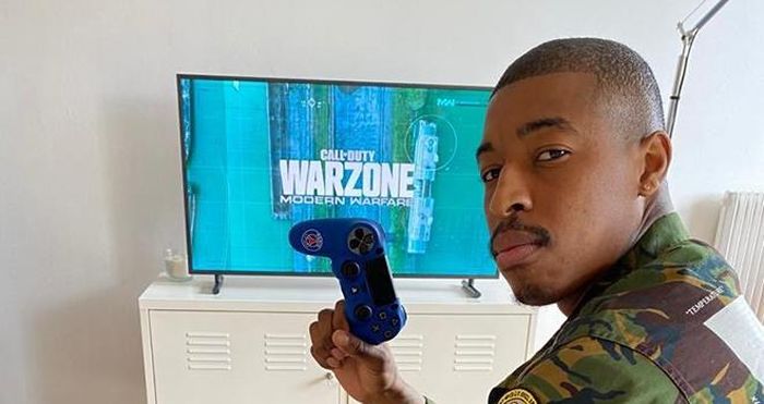 Trong khi đó, Hậu vệ Kimpembe của PSG tận hưởng thời gian rảnh rỗi để chơi game.