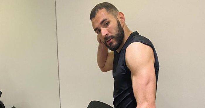 Giống Ramos, người đồng đội Karim Benzema khoe ảnh khởi động trong phòng tập gym, bên cạnh là tạ đủ kích cỡ để chuẩn bị cho việc tập luyện. 