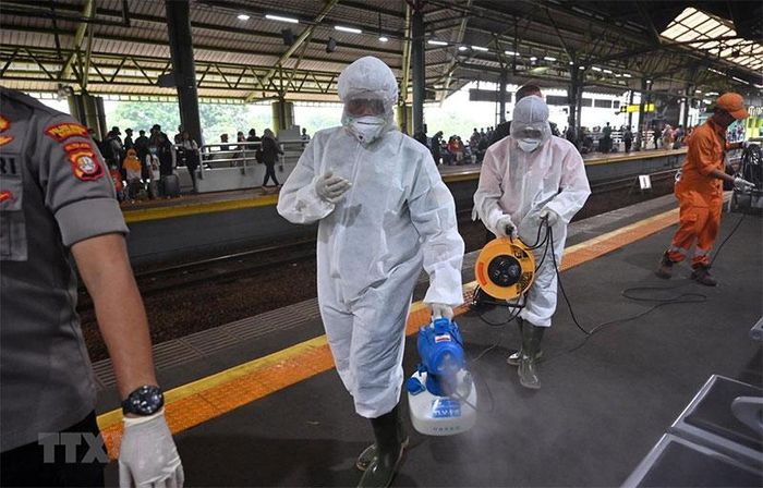 Phun thuốc khử trùng nhằm ngăn chặn lây lan COVID-19 tại Jakarta của Indonesia. (Ảnh: TTXVN)