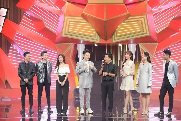 Đức Phúc còn phối hợp với dàn nghệ sĩ gán ghép Anh Đức và Midu thành một cặp. Anh Đức đã thể hiện một đoạn “Hơn cả yêu” dành tặng Midu, đáp lại tấm lòng, Midu chỉ nhỏ nhẹ hỏi: “Anh có đồng ý gánh nợ cho em không?”. Được mọi người cổ vũ nhiệt tình, Anh Đức chấp nhận bằng câu hát: “Cảm giác trong anh bây giờ muốn gánh nợ cho em”. Sau đó, Anh Đức mới biết mình bị ‘gài kèo’. Món nợ của Midu chính là phải mua đồ ăn cho MC Trường Giang bất cứ khi nào gặp mặt.