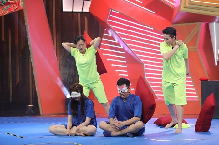 Ở phần trò chơi, Midu - Mạc Văn Khoa, Anh Đức - Hari Won, Gil Lê - Lâm Vỹ Dạ sẽ là đồng đội của nhau. Vòng 1, các thành viên các đội sẽ đấu với nhau làm sao để lấy được trái tim sau lưng của đội khác. Vì đội nào cũng chơi không đúng luật, MC Trường Giang đưa ra trò chơi phụ là đoán xem ai là người đánh mình. Phần chơi này khiến tất cả mọi người một phen “thót tim” lẫn cười nghiêng ngả.