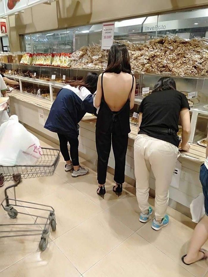 Cô gái làm 'nóng mắt' người ở siêu thị vì bộ đồ khoe cơ thể quá đà.