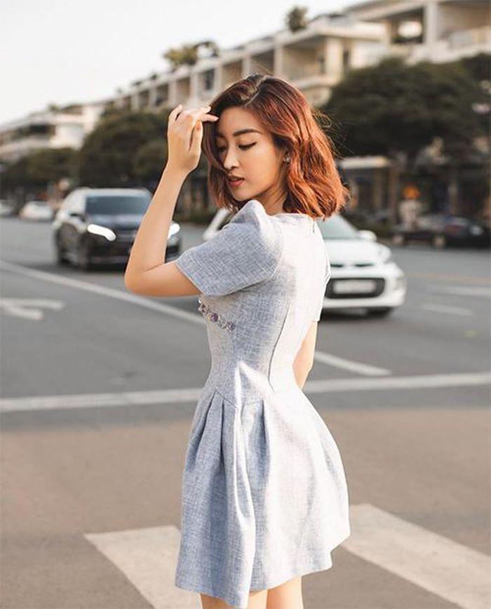 Mặc trang phục đẹp, thanh lịch xuống phố là cách chị em tôn trọng mình và người xung quanh. Ảnh chụp HH Mỹ Linh trên phố.