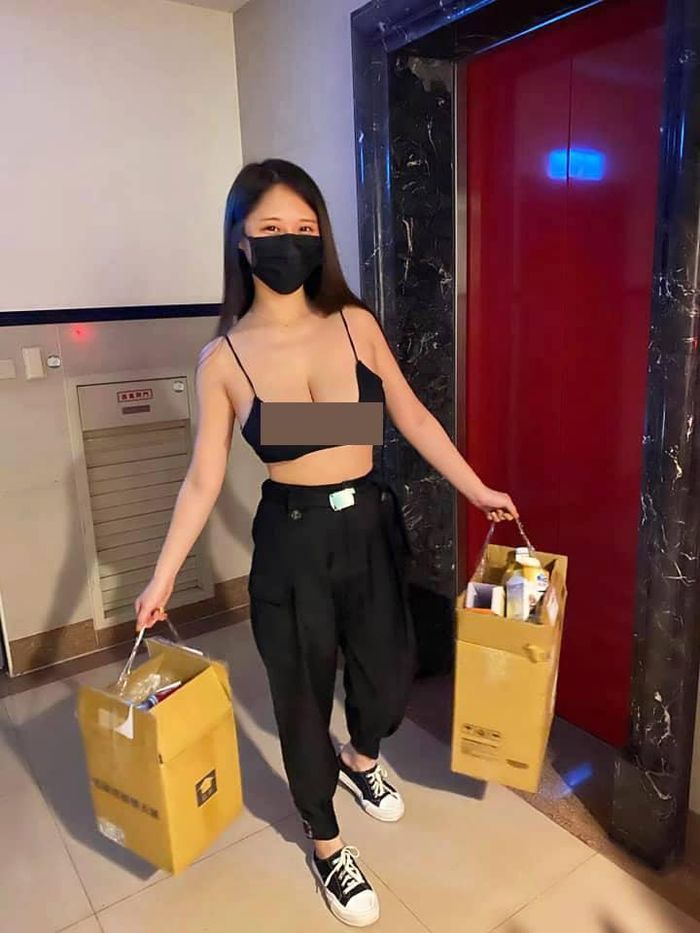 Một cô gái Đài Loan mặc sexy đi đổ rác, nhưng cách mặc này cũng bị nhiều người đánh giá là hở hang.