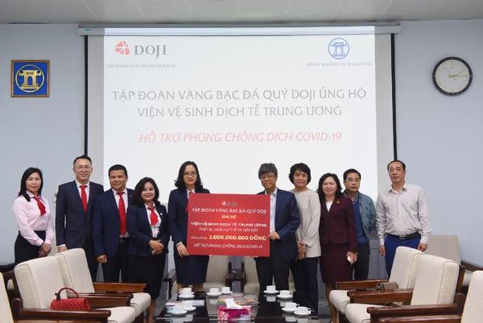 GS.TS Đặng Đức Anh - Viện trưởng Viện vệ sinh Dịch tễ Trung ương chia sẻ: “Viện Vệ sinh Dịch tễ Trung ương trân trọng cảm ơn tấm lòng của Tập đoàn Vàng bạc Đá quý DOJI. Sự ủng hộ của DOJI cũng là sự động viên rất lớn với toàn bộ cán bộ nhân viên của Viện, nhất là trong công tác trang bị để phòng chống dịch một cách tốt nhất”.