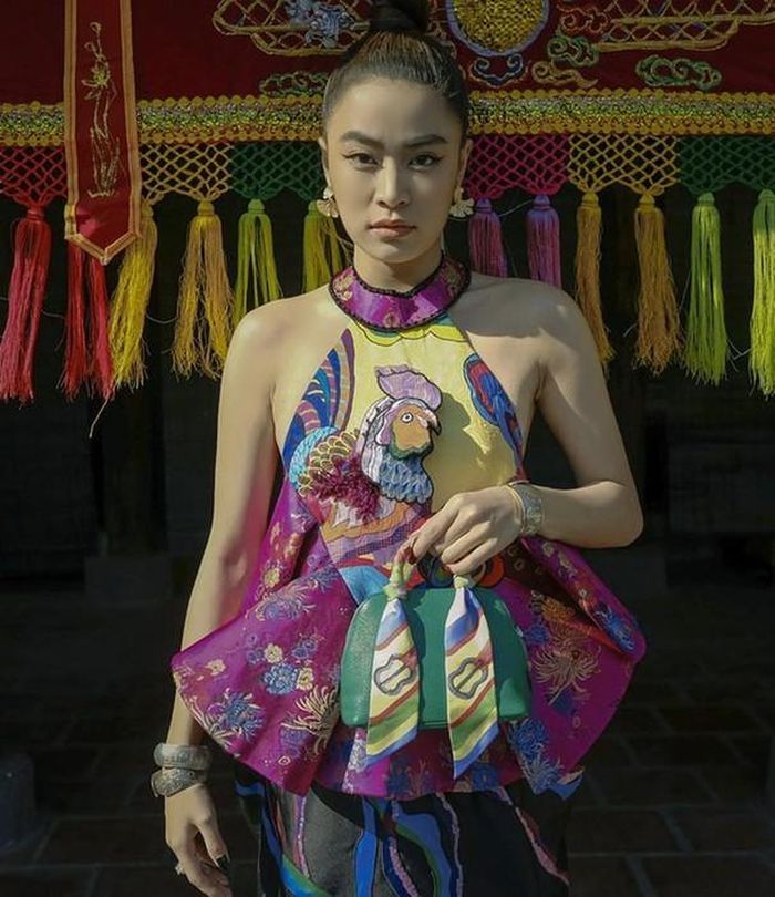 Không sở hữu chiều cao nổi bật nhưng nữ ca sĩ luôn biết cách chọn trang phục vừa hiện đại, vừa tôn lên những lợi thế vóc dáng của mình.