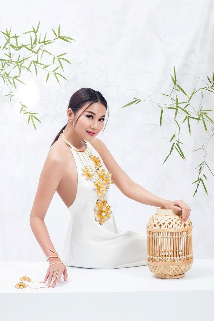 Trong cuộc so độ gợi cảm của các mỹ nhân diện áo yếm không thể thiếu người mẫu Thanh Hằng. Cô chọn áo yếm kết hợp cùng trang sức được làm từ hình tượng đèn lồng.