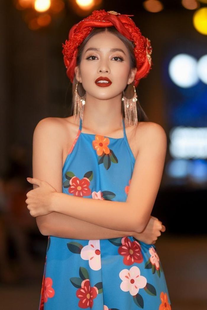 Khả Ngân cũng từng chọn trang phục áo yếm cách điệu khoe lưng trần gợi cảm.