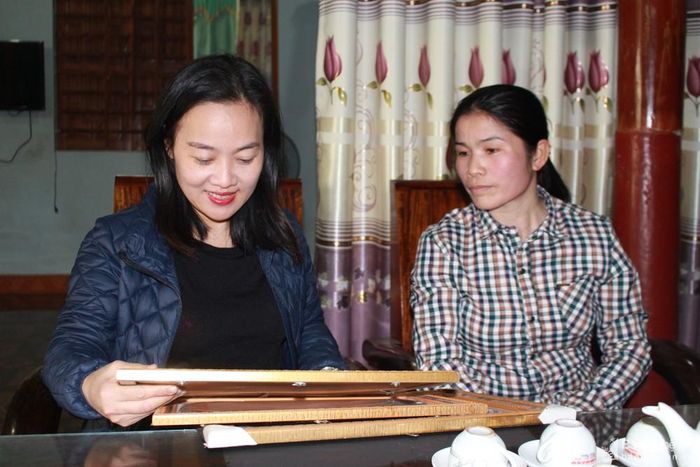Chị Vỹ (phải) nhiều lần được các cấp, ngành trong tỉnh ghi nhận, khen thưởng, là gương điển hình trong công tác hội và phong trào phụ nữ ở địa phương. Ảnh: Phan Giang