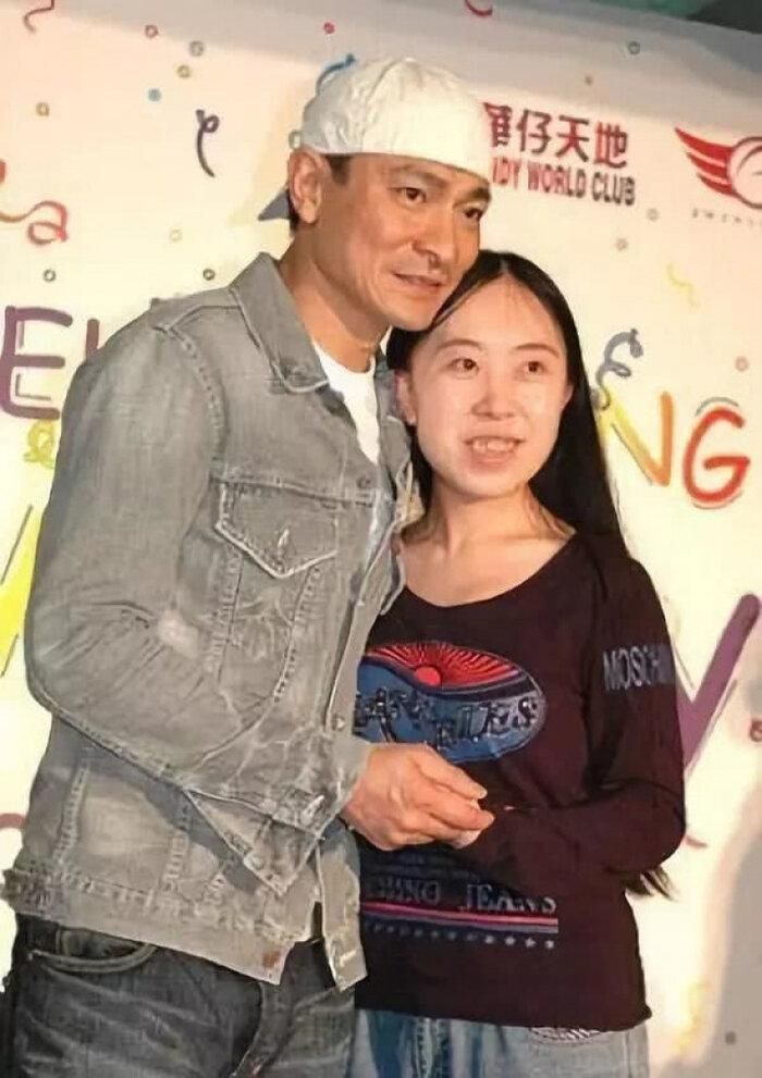 Dương Lệ Quyên - fan hâm mộ “nổi tiếng” của Lưu Đức Hoa. Vì muốn theo đuổi thần tượng khiến cha ruột của mình phải nhảy sông tự tử!