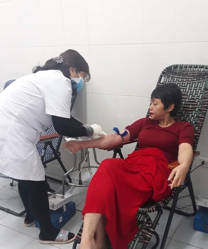 Một thành viên của câu lạc bộ tham gia hiến máu đột xuất.