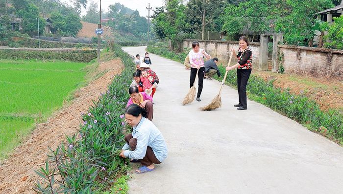 Phụ nữ khu 7, xã Tiêu Sơn (Đoan Hùng) chăm sóc, chỉnh trang đường làng, ngõ xóm thêm xanh, sạch, đẹp.