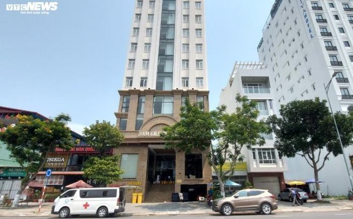 Sam Grand là khách sạn 3 sao, có 150 giường. Trong trường hợp cần thiết, có thể sử dụng thêm phòng họp và khu sinh hoạt chung.