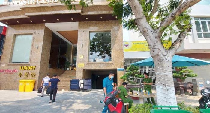 Phía trước khách sạn Sam Grand, các lực lượng chức năng như công an, dân phòng, nhân viên y tế thường xuyên túc trực.